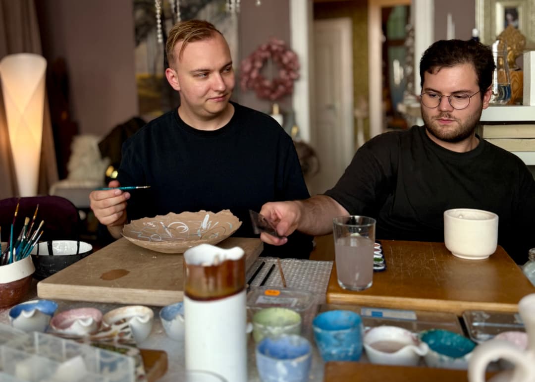 Gino und Selim, viel farbe und kermaik bemalen