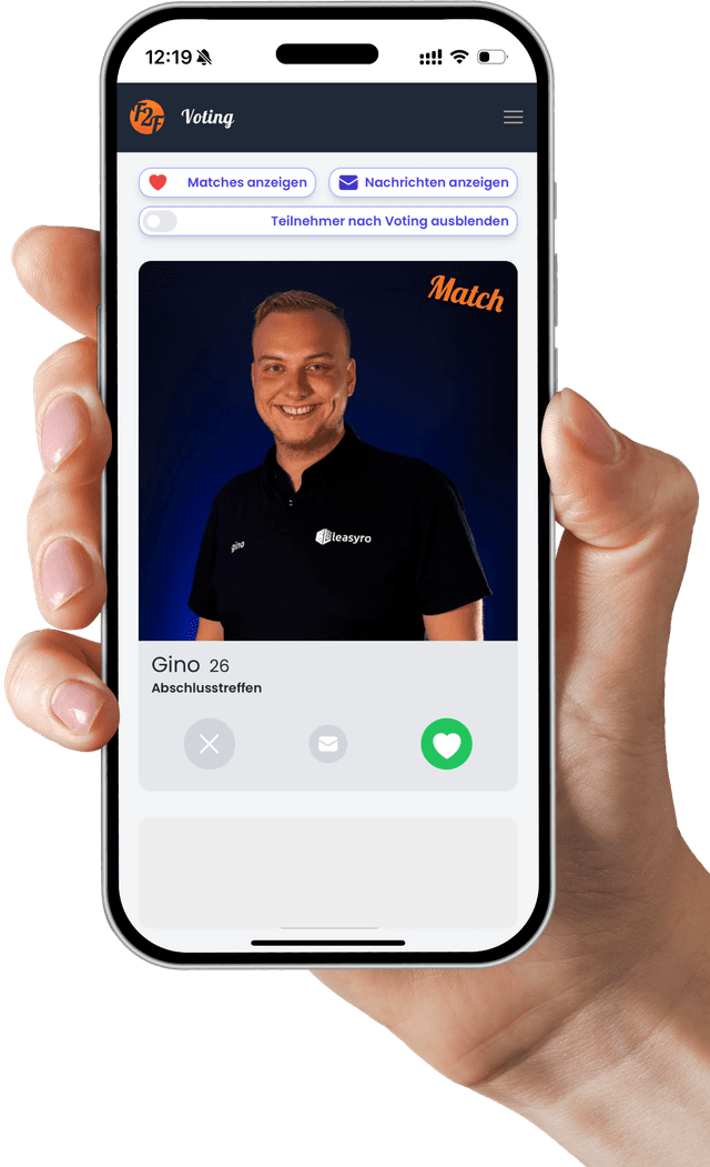 Ein Smartphone in einer Hand zeigt die Benutzeroberfläche der Face-to-Face-Dating-App. Auf dem Bildschirm ist das “Voting”-Feature zu sehen, mit einem Profil von Gino. Er trägt ein schwarzes Leasyro-Shirt und lächelt in die Kamera. Oben im Interface befinden sich Buttons für “Matches anzeigen”, “Nachrichten anzeigen” und “Teilnehmer nach Voting ausblenden”. Ein “Match”-Schriftzug in Orange signalisiert eine erfolgreiche Verbindung. Unten gibt es Icons für Ablehnung (X), Nachricht (Briefsymbol) und Zustimmung (grünes Herz).
