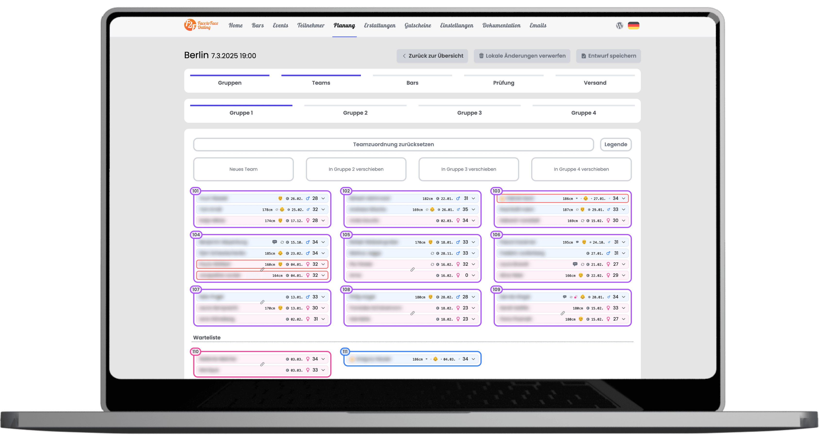 Ein Laptop-Bildschirm zeigt die Planungsübersicht eines Face-to-Face-Dating-Events in Berlin am 7. März 2025. Das Interface ermöglicht die Verwaltung von Gruppen, Teams und Bars. Teilnehmerlisten mit Details wie Größe, Alter und Anmeldedatum sind farblich markiert. Buttons ermöglichen die Neuzuweisung von Teilnehmern in andere Gruppen, unten ist eine Warteliste sichtbar.