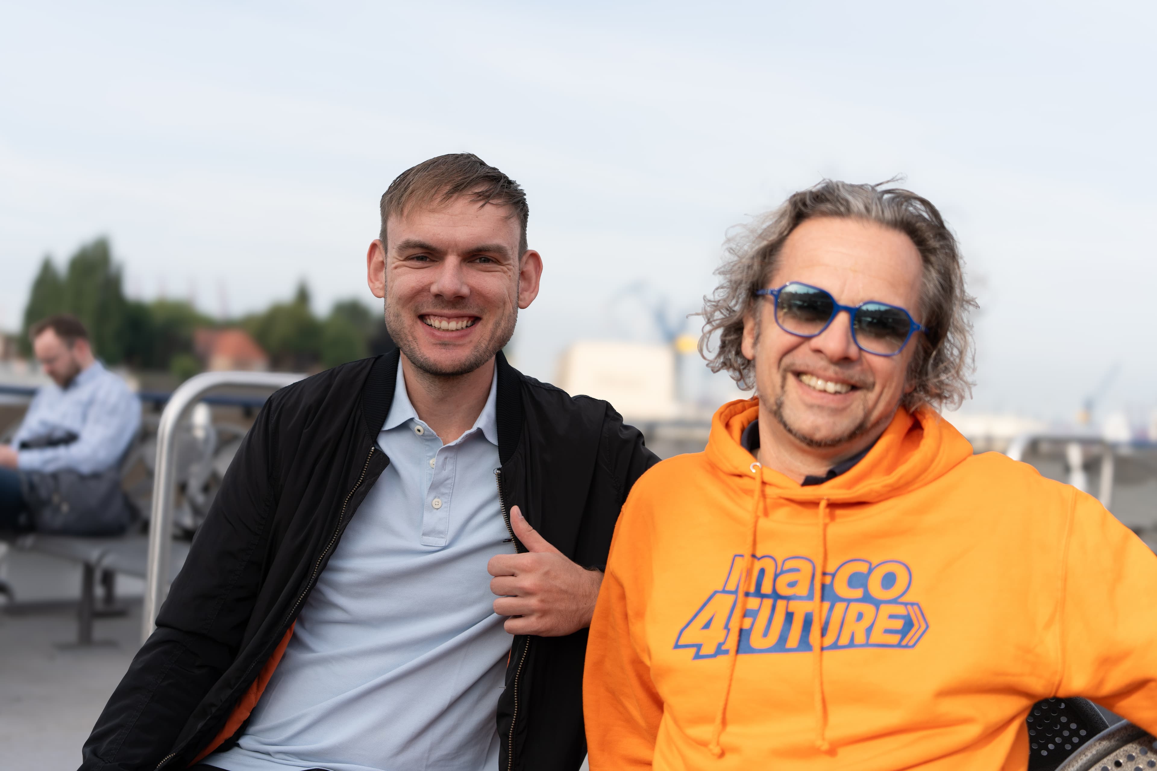 Ben und Axel auf der Bootsfahrt zu ma-co