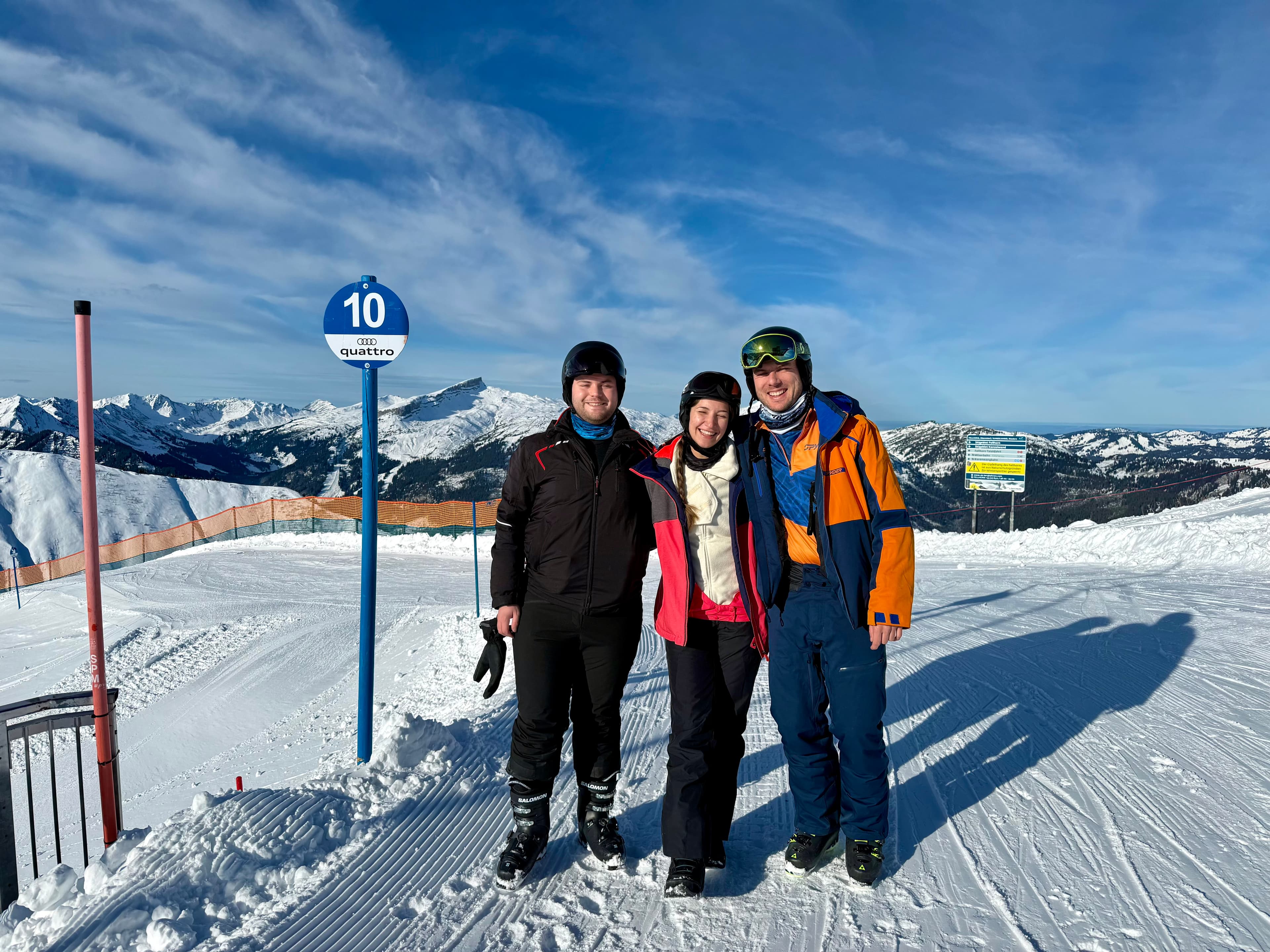 Selim, Ben und Lena auf dem Berg am ersten Skitag