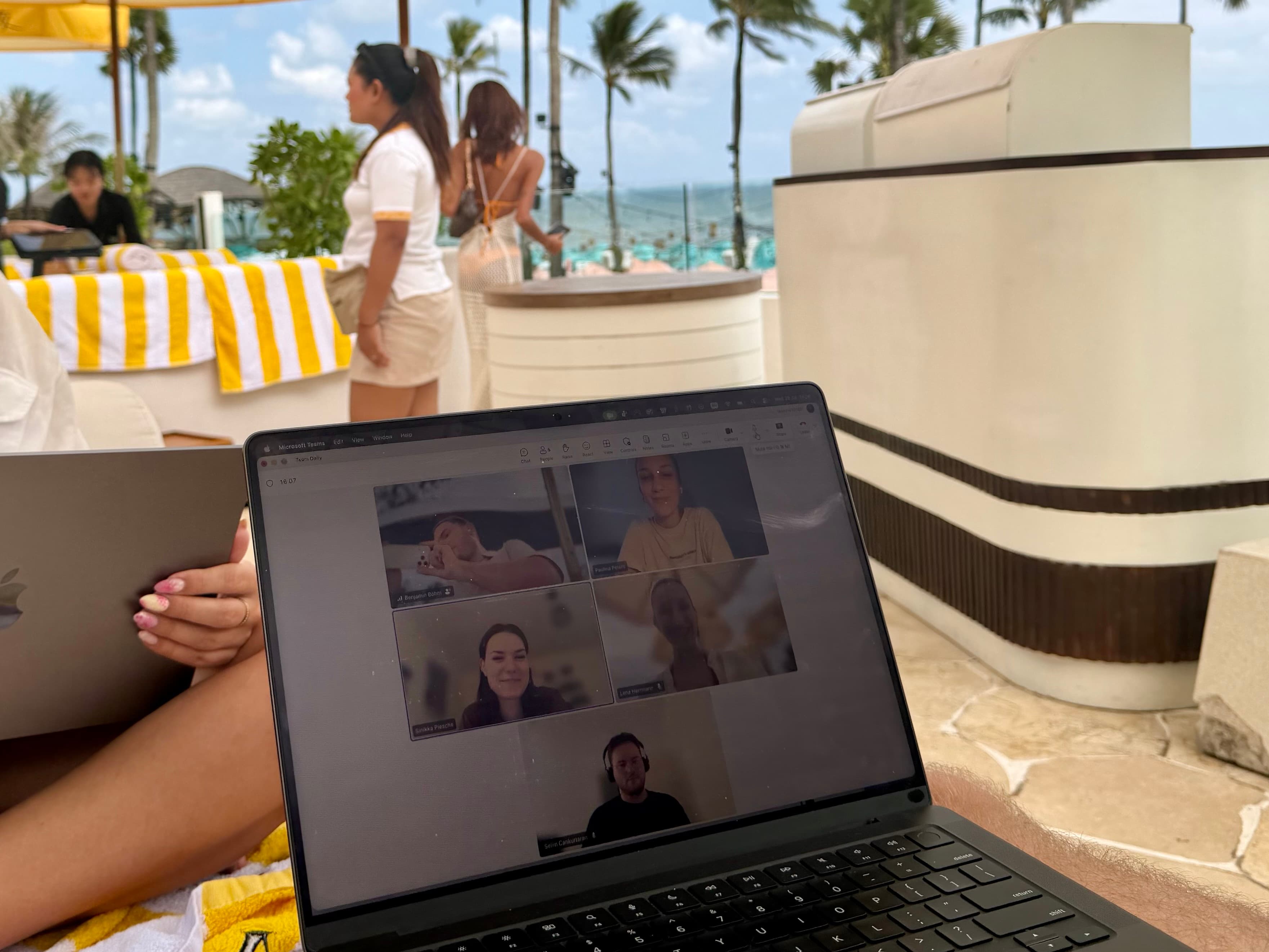 Teammeeting im Coworking Space auf Bali
